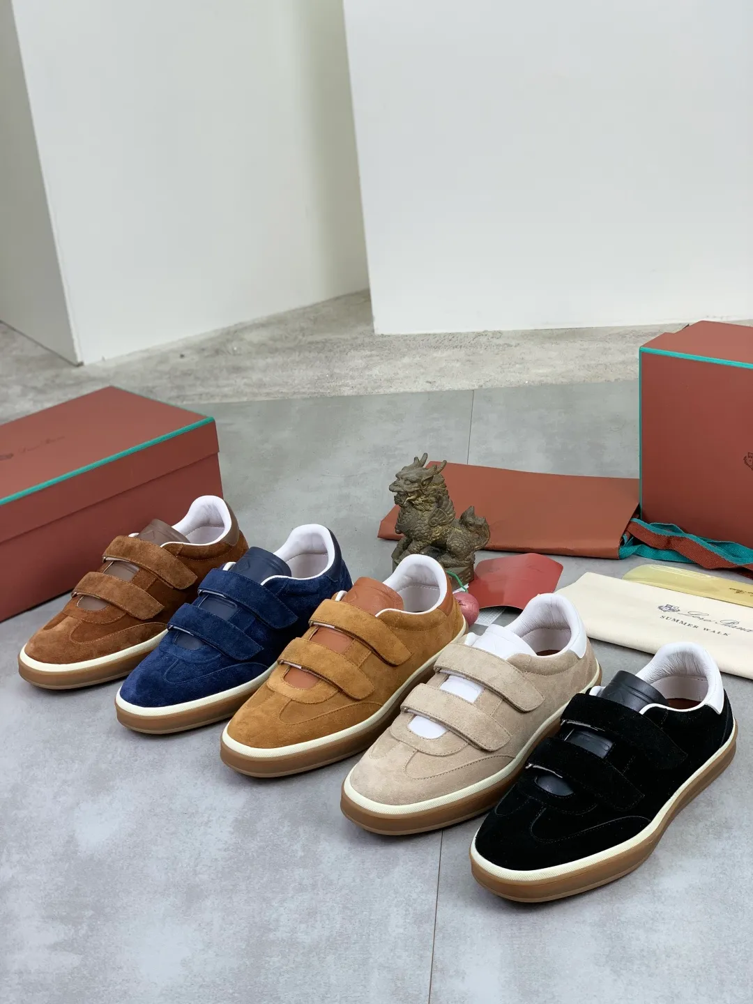 Men's men's shoes 💰P580 New model 💰 The latest casual shoes Loro Piana 💯 Top grade 💯 Buy the original copy 💯 Founded the existing Loro Piana company on April 24, 1924. It is the sixth generation of family operation, providing the best quality products to customers who are discerning about taste and quality. Imported original fly woven fabric with cowhide fabric, plain calfskin lining, hand-stitched thread with cowhide feet, original packaging, high-end outsole, size: 38-45 (custom-made for 46), 5️⃣ colors available
